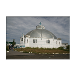 Die Kirche von Inuvik in Iglu-Form. Die Kirche ist in 2 Schalen aufgebaut, um den Permafrost Boden nicht aufzutauen.