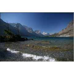 Der St. Mary Lake ist 16 Kilometer lang und leuchtet tiefblau